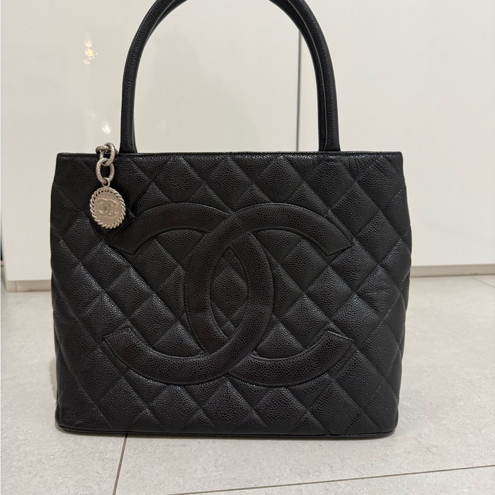 Chanel Medallion Black Quilted Tote Bag Caviar Leather - Picture 2 of 12